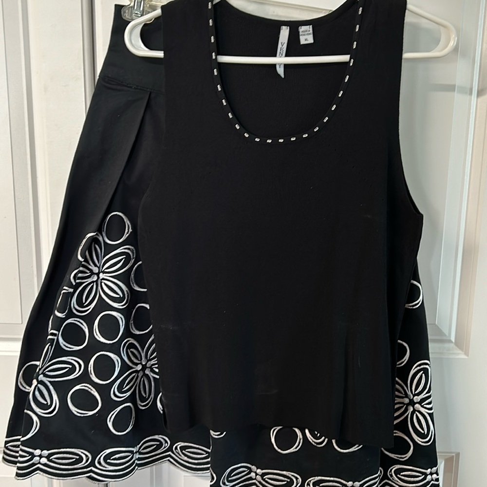Very Vera 2 piece ladies skirt, P 14. The top VENINI space XL. scalloped edges.